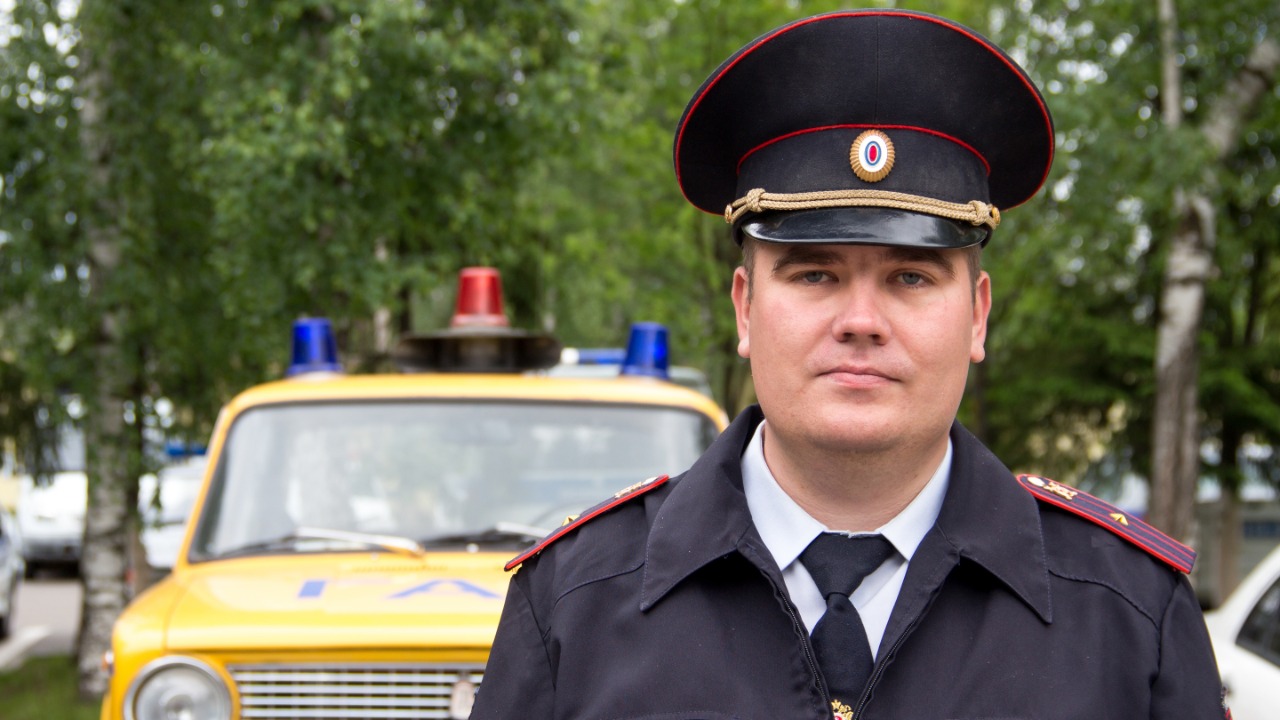 В Твери полицейский потушил загоревшийся грузовой автомобиль