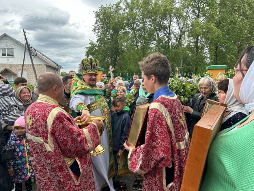 Божественная литургия и праздничный обед: как в городе Бологое отметили Троицу