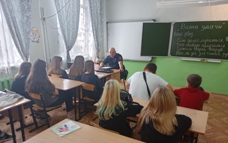 Капитан нелидовской полиции провел беседу с воспитанниками пришкольного лагеря