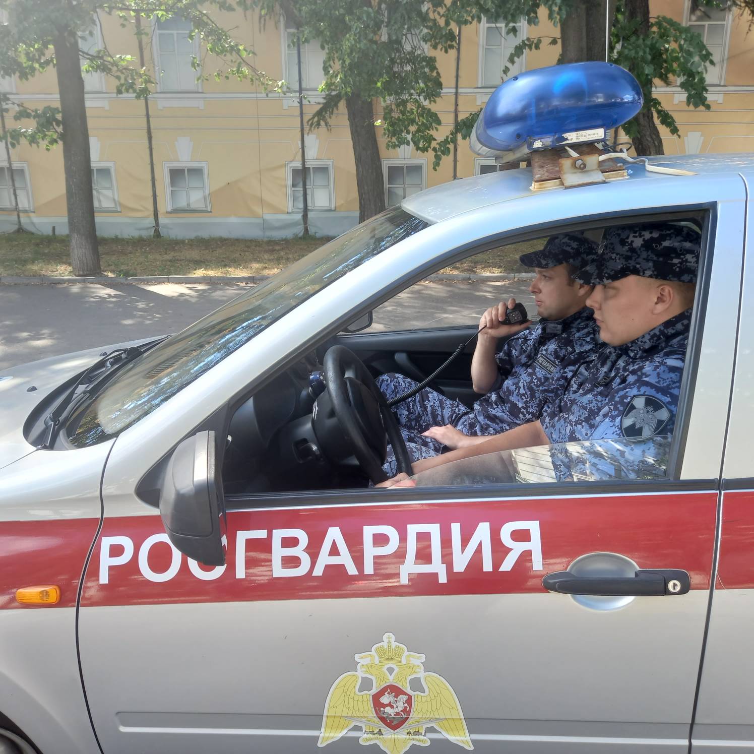 Тверские росгвардейцы задержали мужчину, распивающего украденный алкоголь Тверские росгвардейцы задержали мужчину, распивающего украденный алкоголь