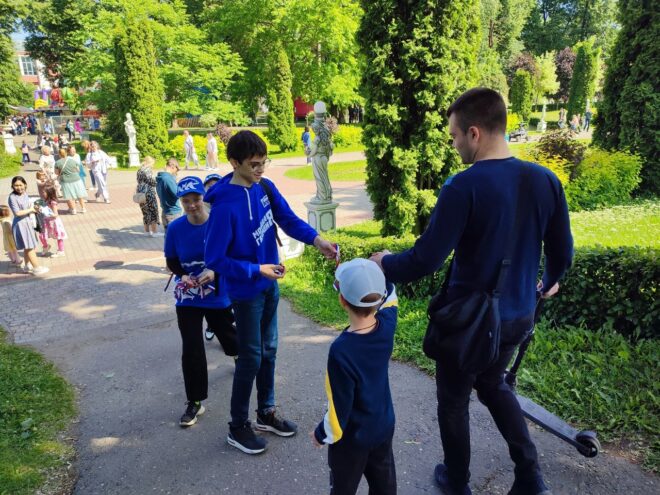 В День России активисты провели акцию «Российский триколор»