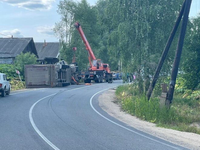 В Тверской области опрокинулась фура В Тверской области опрокинулась фура