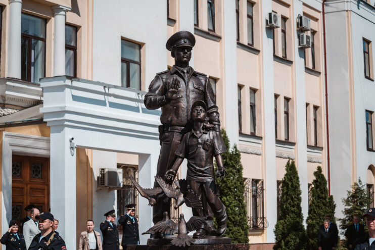 В Твери открыли памятник «Защитникам правопорядка и закона» В Твери открыли памятник «Защитникам правопорядка и закона»