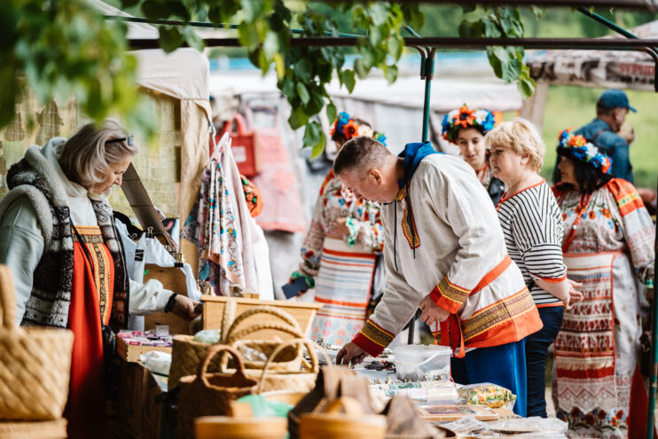 Зажжем огонь, возьмем гармонь: Как прошли Троицкие гуляния в Василево «ВИП» из Москвы