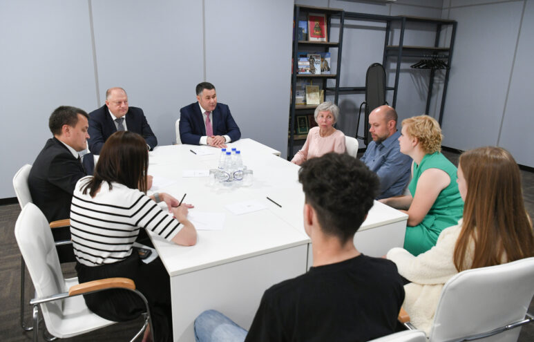 Игорь Руденя ознакомился с  выставкой краеведа Вячеслава Воробьева в парке «Россия – Моя история»