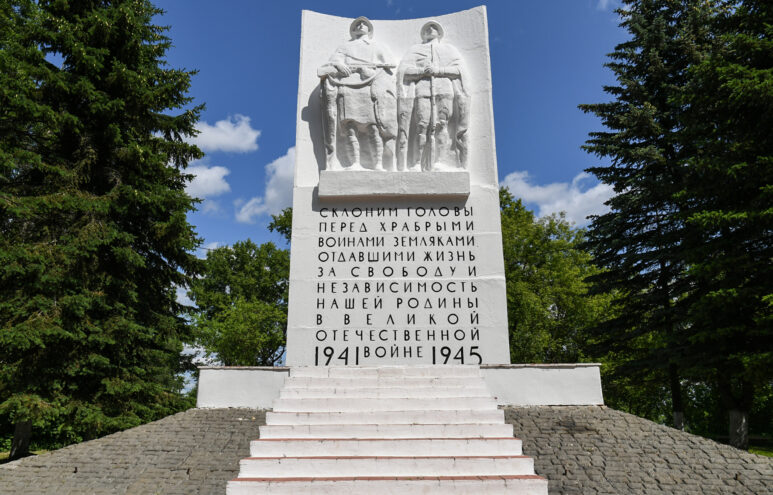 Игорь Руденя в Калязине возложил цветы к Обелиску воинам, павшим в годы Великой Отечественной войны