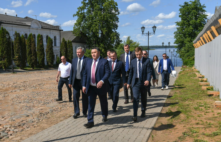 Игорь Руденя осмотрел Дом купцов Полежаевых и благоустроенную набережную в Калязине