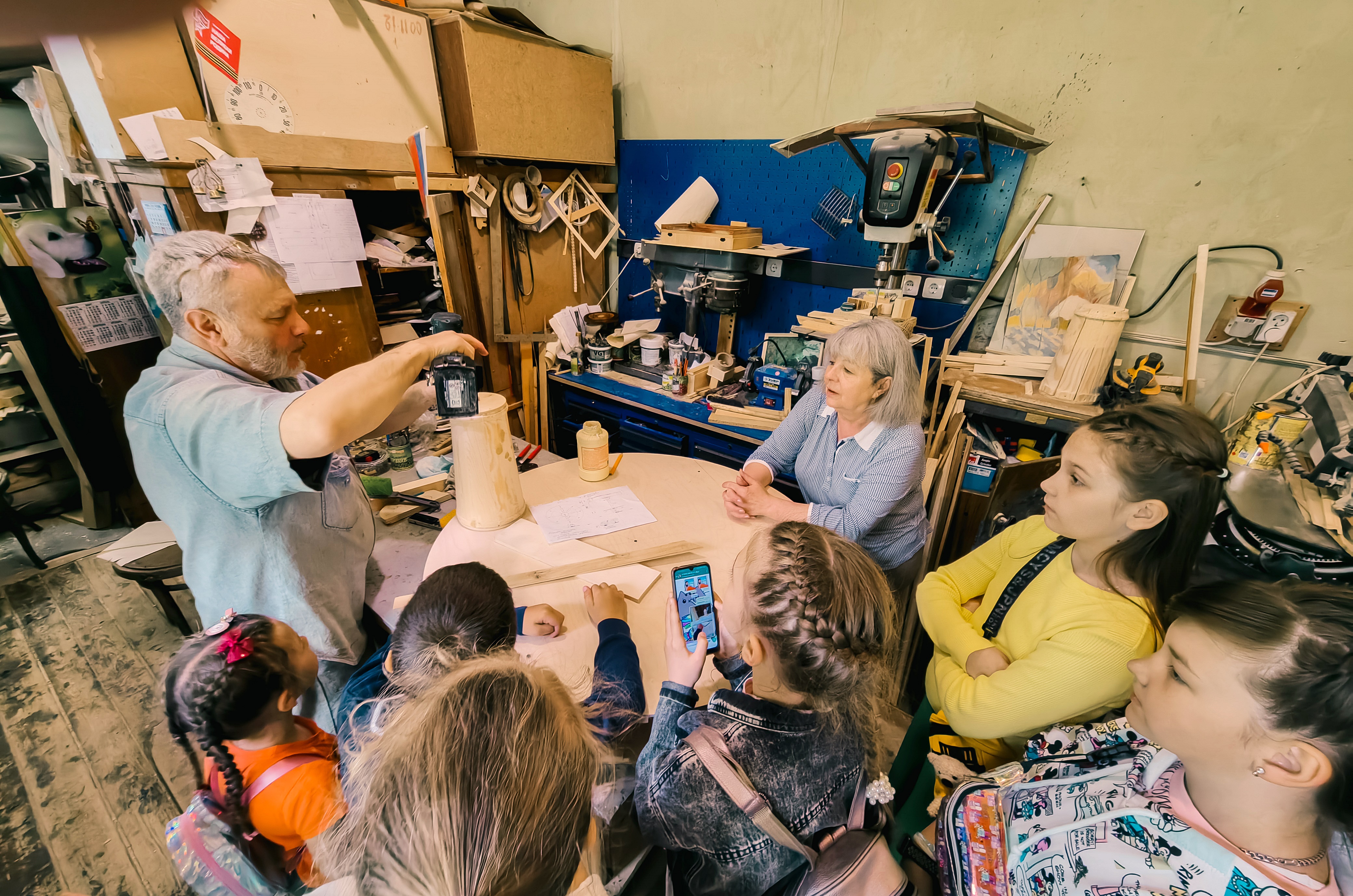 Путешествие по закулисью: Тверской театр кукол пригласил зрителей в мастерские