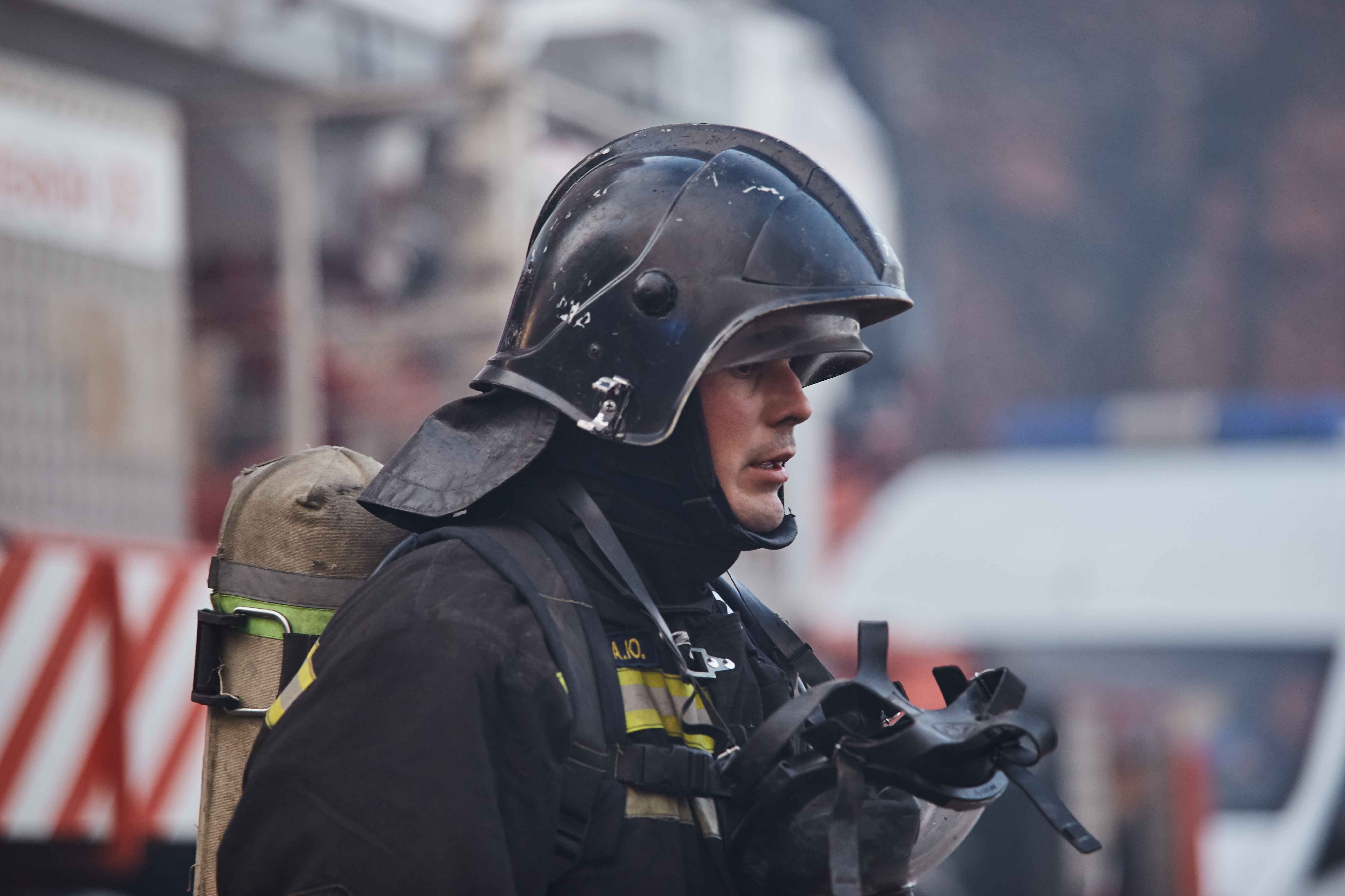 В Бологое пожарные вывели женщину из горящей квартиры