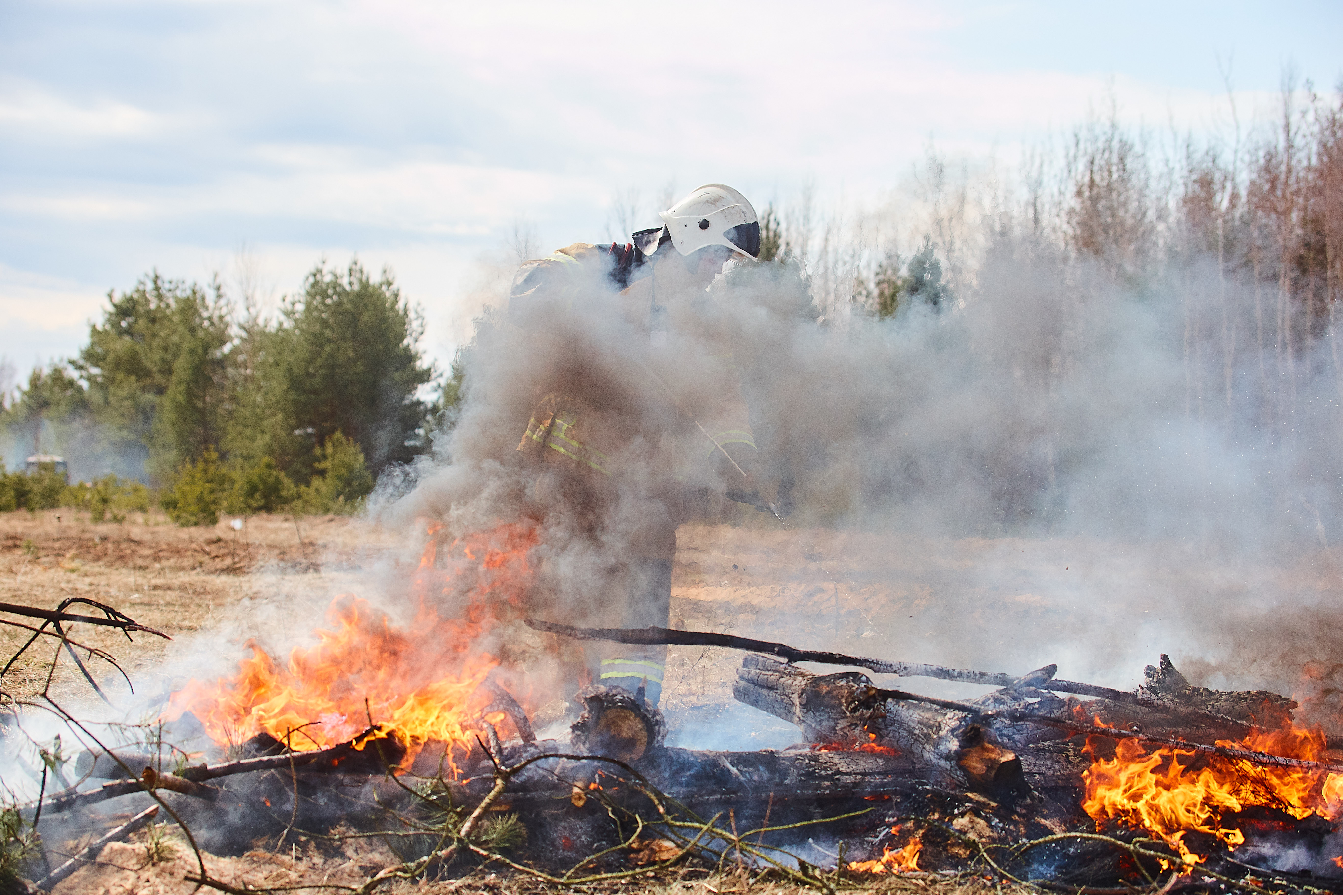 В Калининском районе загорелась лесная подстилка