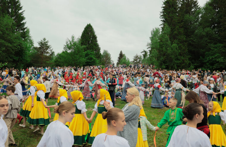 Больше 300 человек встанут в хоровод на «Троицких гуляниях в Василево» Больше 300 человек встанут в хоровод на «Троицких гуляниях в Василево»