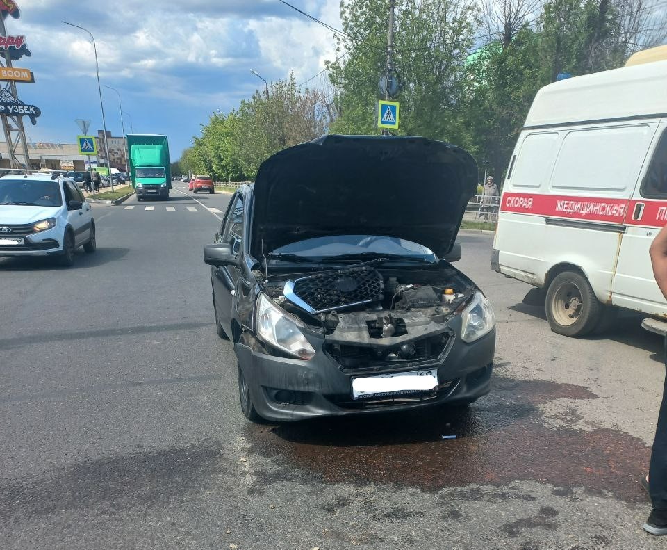 В Твери столкнулись две иномарки В Твери столкнулись две иномарки