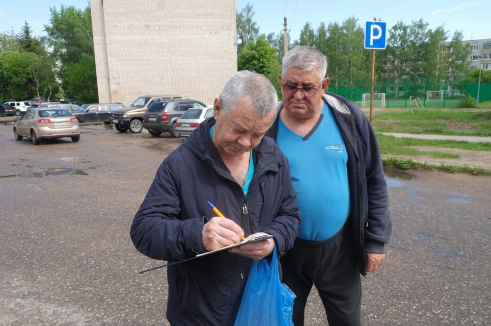 В городе Бологое прохожим предлагали обменять сигареты на конфеты В городе Бологое прохожим предлагали обменять сигареты на конфеты