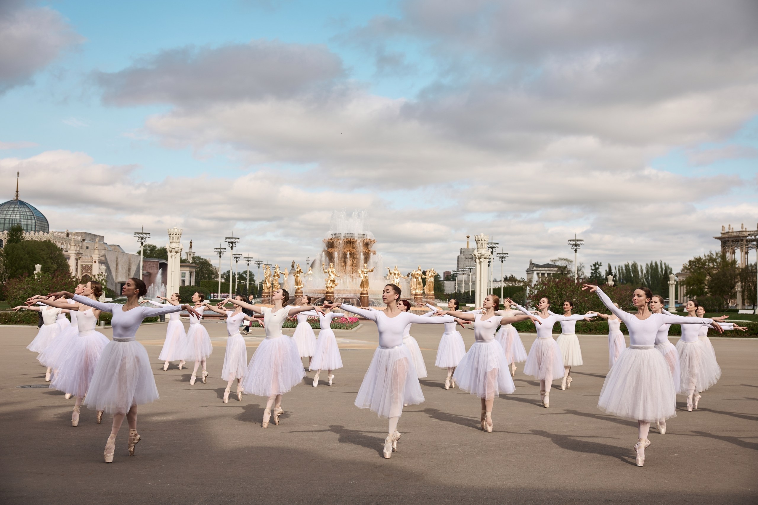 «Балет» вышел на улицы: в разных городах страны прошли арт-перфомансы в поддержку сериала «Балет» вышел на улицы: в разных городах страны прошли арт-перфомансы в поддержку сериала
