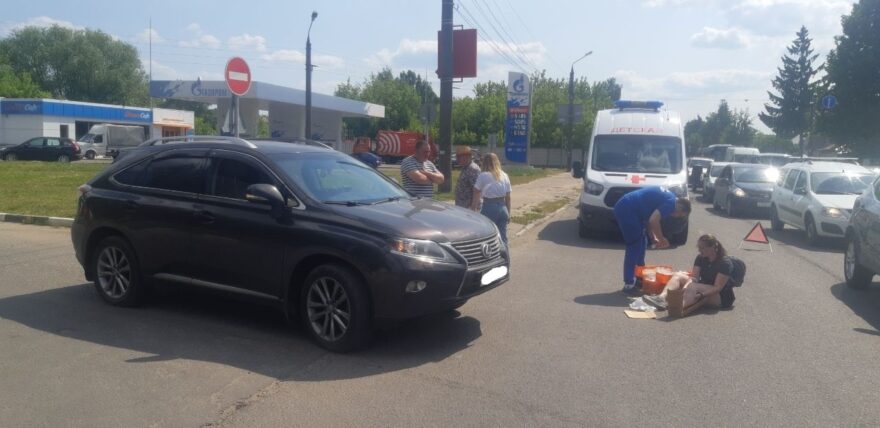 В Твери иномарка сбила девушку на велосипеде