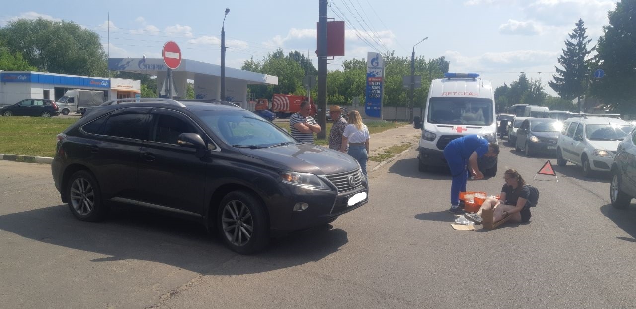 В Твери иномарка сбила девушку на велосипеде В Твери иномарка сбила девушку на велосипеде