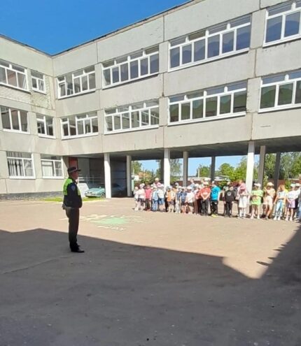 В Нелидово сотрудники Госавтоинспекции проводят встречи в пришкольных лагерях В Нелидово сотрудники Госавтоинспекции проводят встречи в пришкольных лагерях
