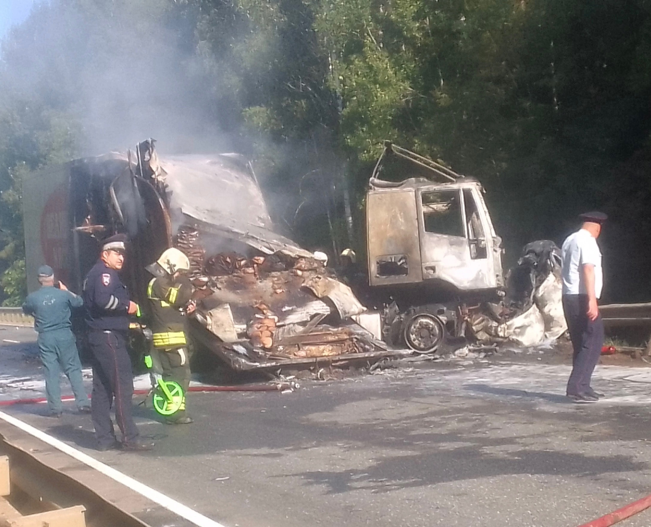 В Тверской области загорелись два столкнувшихся автомобиля