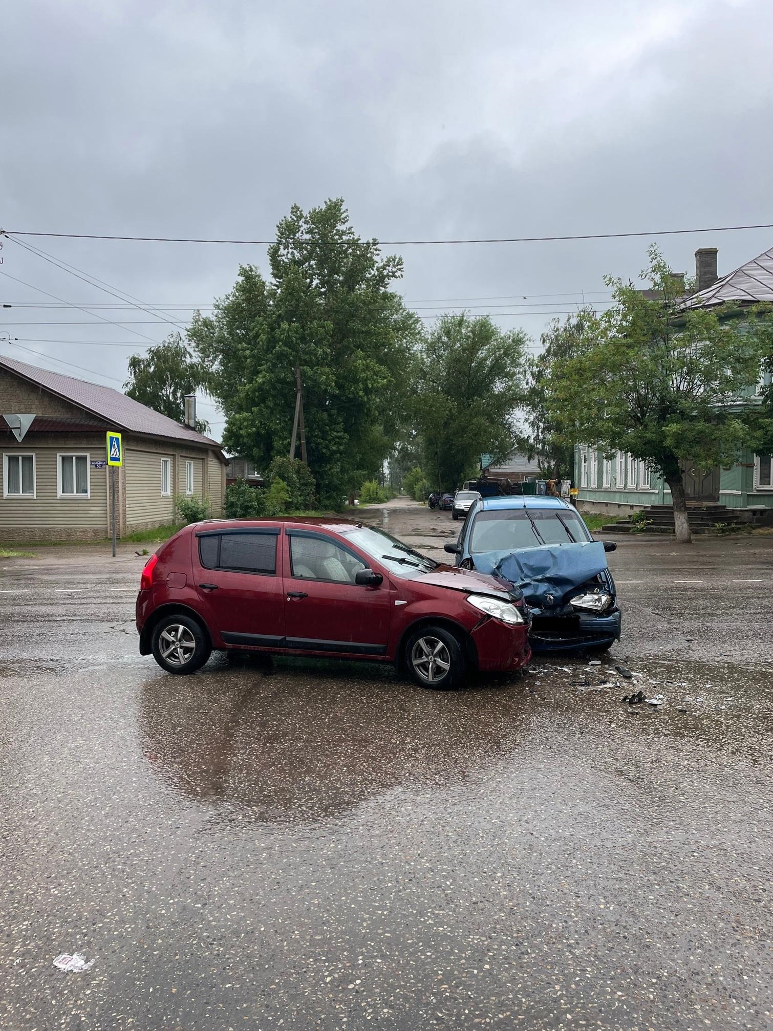 В аварии в Бежецке пострадали два водителя В аварии в Бежецке пострадали два водителя