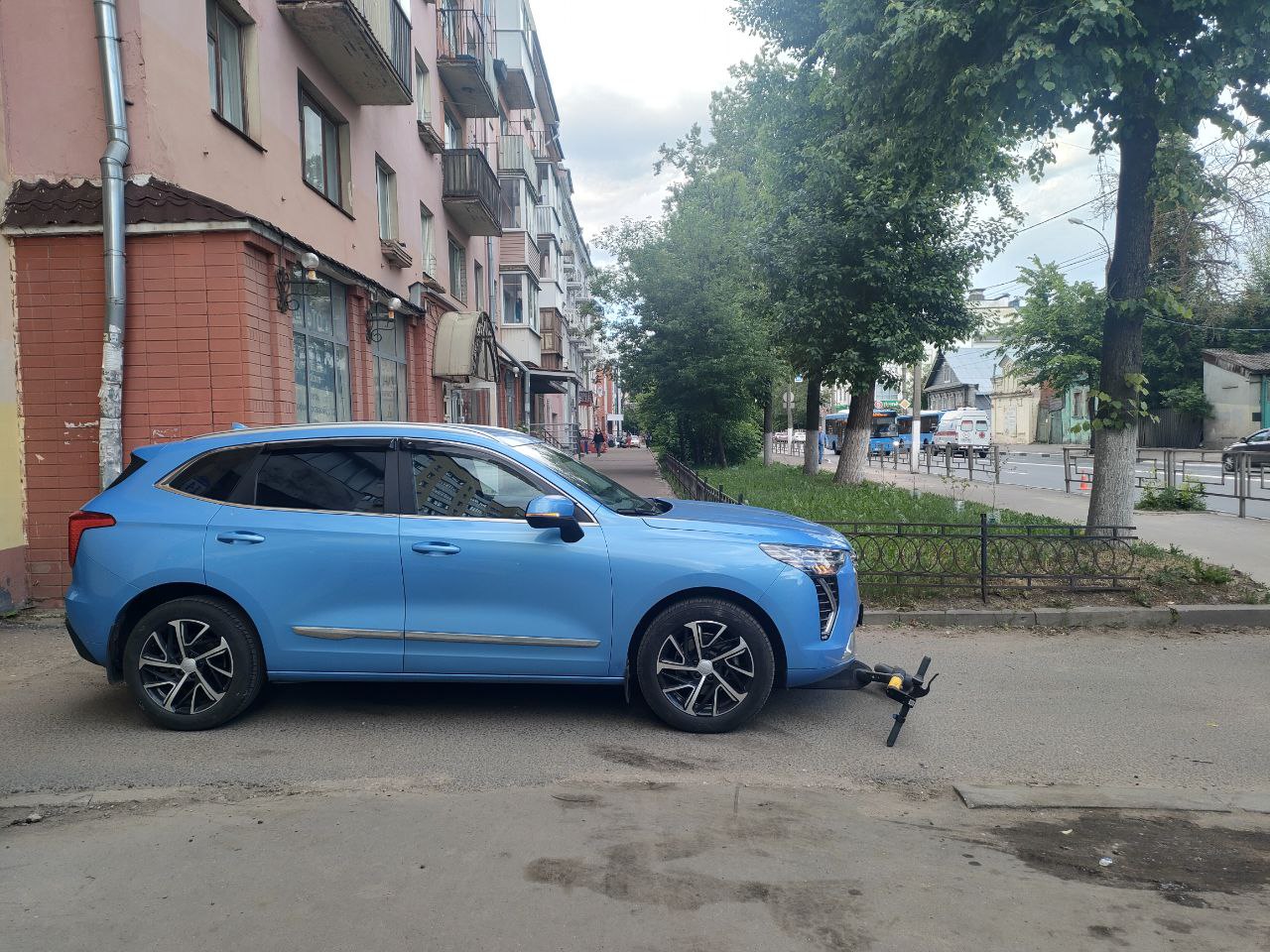 В Твери две девочки на самокате попали под машину В Твери две девочки на самокате попали под машину