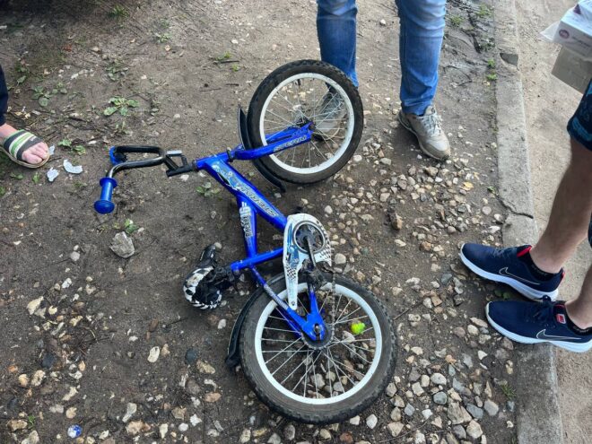 В Твери 4-летний ребенок на велосипеде выехал на проезжую часть