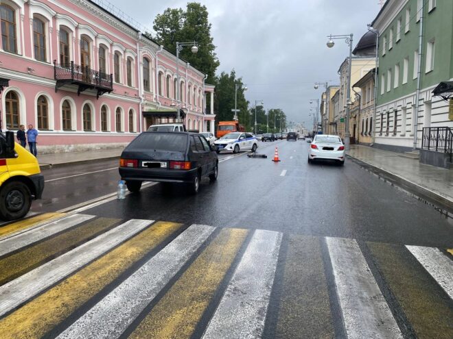 В Твери ВАЗ сбил на пешеходном переходе молодого человека на самокате В Твери ВАЗ сбил на пешеходном переходе молодого человека на самокате