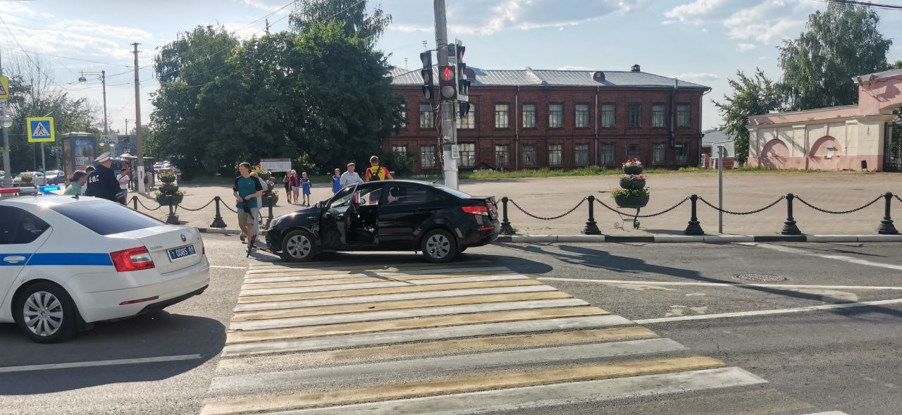 Две девочки на самокате попали под колеса автомобиля в Твери Две девочки на самокате попали под колеса автомобиля в Твери