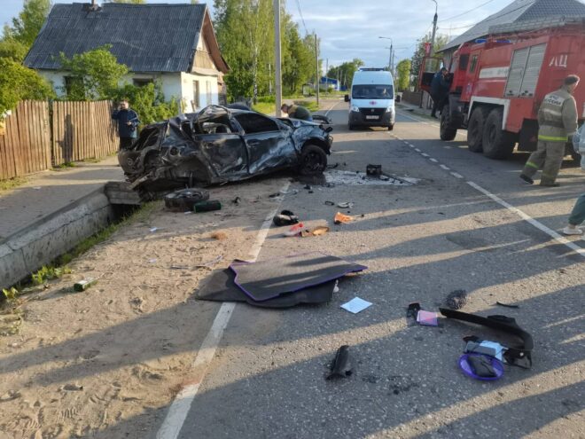 В Тверской области автомобиль съехал с дороги и протаранил дом В Тверской области автомобиль съехал с дороги и протаранил дом