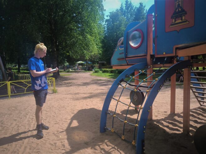 В Твери волонтеры проверили состояние детской площадке в Парке Победы