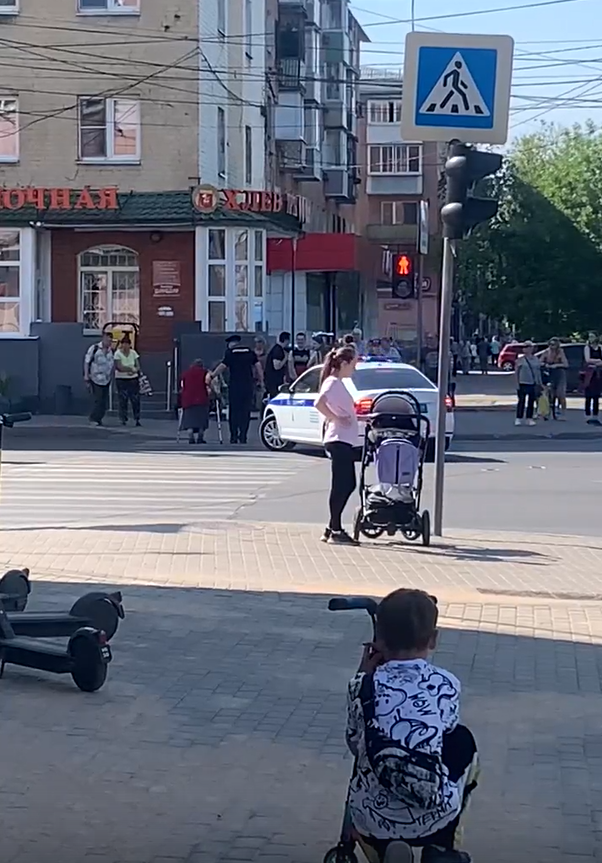 В центре Твери полицейские перекрыли движение и помогли бабушке перейти дорогу