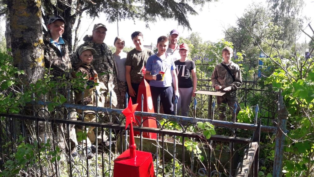 На Старобологовском кладбище школьники привели в порядок безымянные могилы красноармейцев