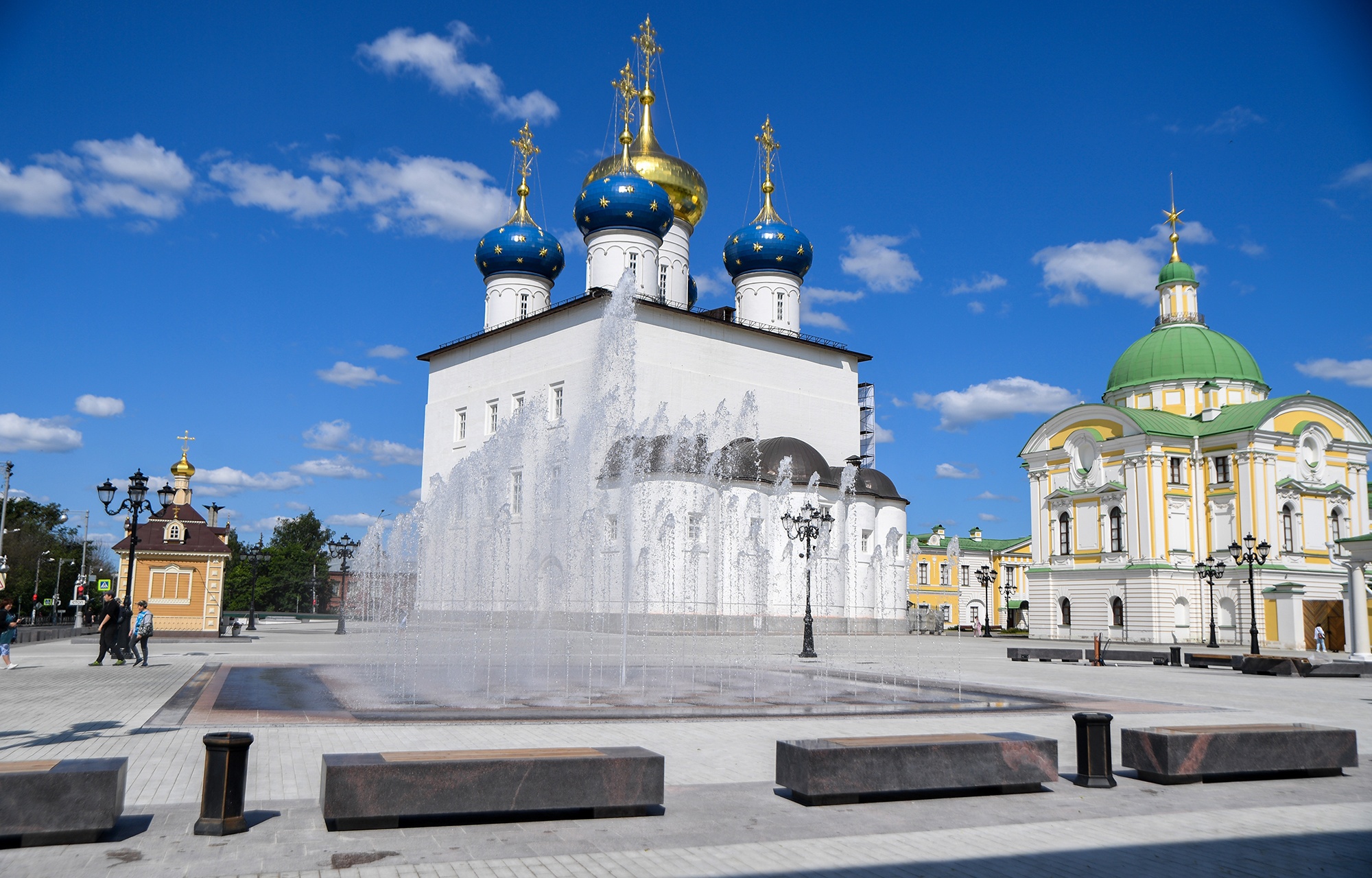 В День России на Соборной площади в Твери начал работу новый фонтан В День России на Соборной площади Твери начал работу новый фонтан
