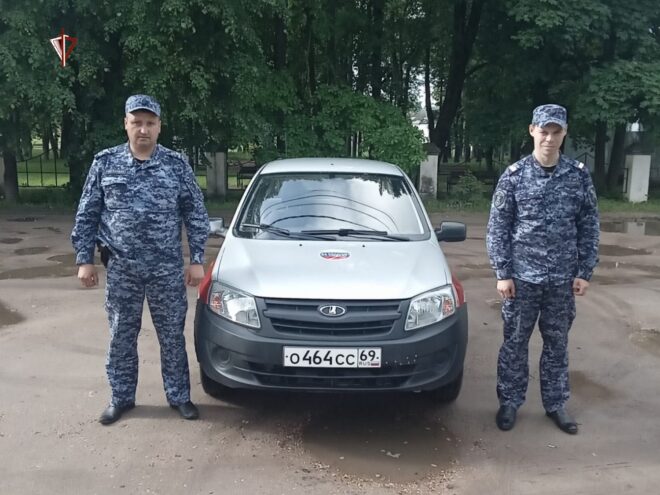 Тверские росгвардейцы задержали похитителя алкоголя и шоколада