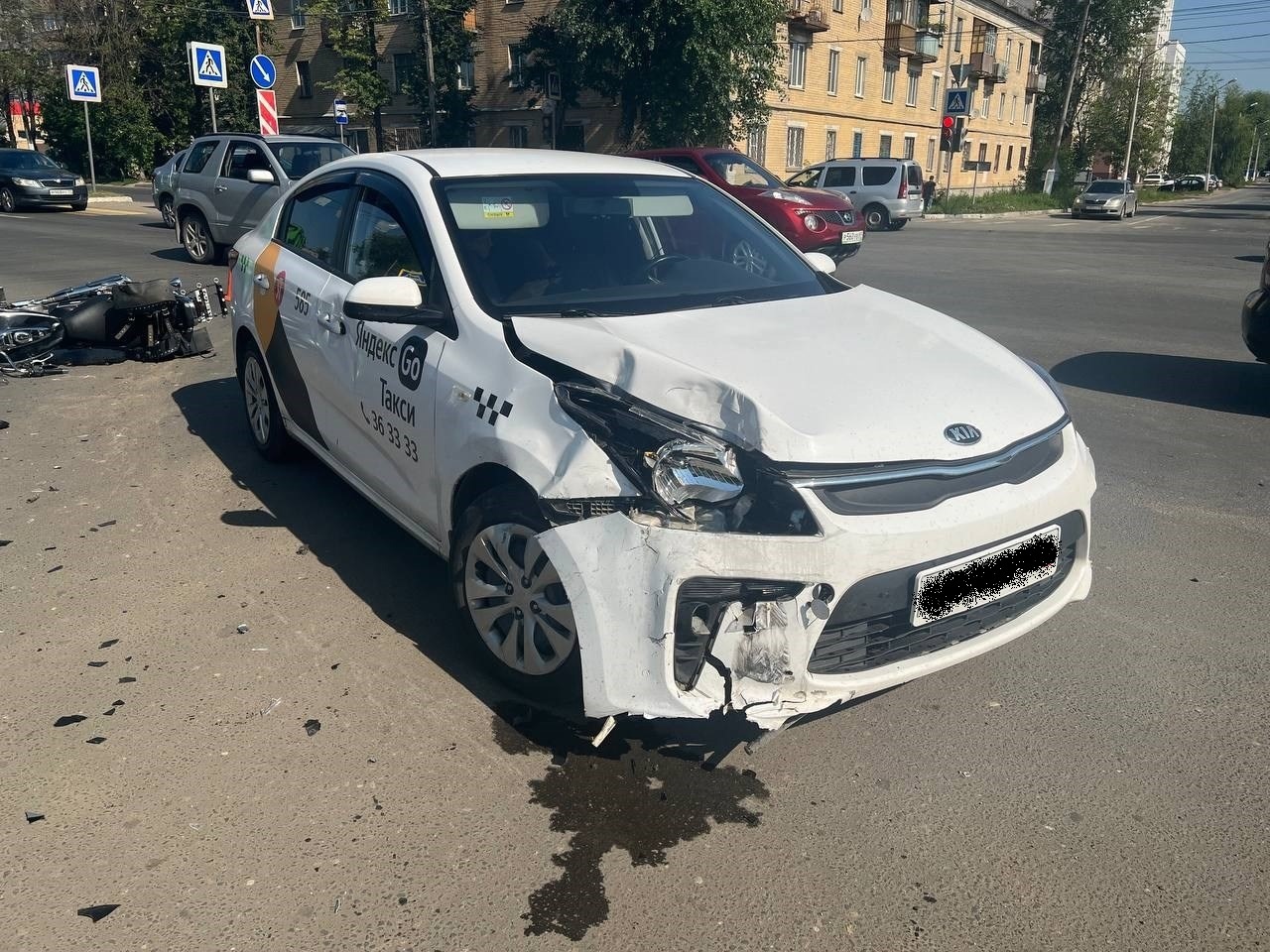 В Твери на улице Красина таксист не пропустил другой автомобиль