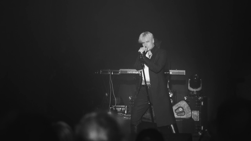 Звездные разборки: Shaman с новой песней, Серябкина с "волком" и новый альбом рок-группы Киану Ривза Звездные разборки: Shaman с новой песней, Серябкина с "волком" и новый альбом рок-группы Киану Ривза