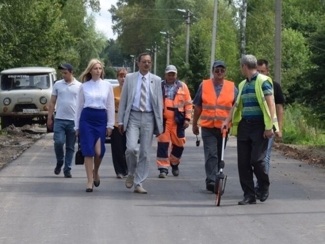 Завершается сезон ремонта дорог в Оленино Тверской области