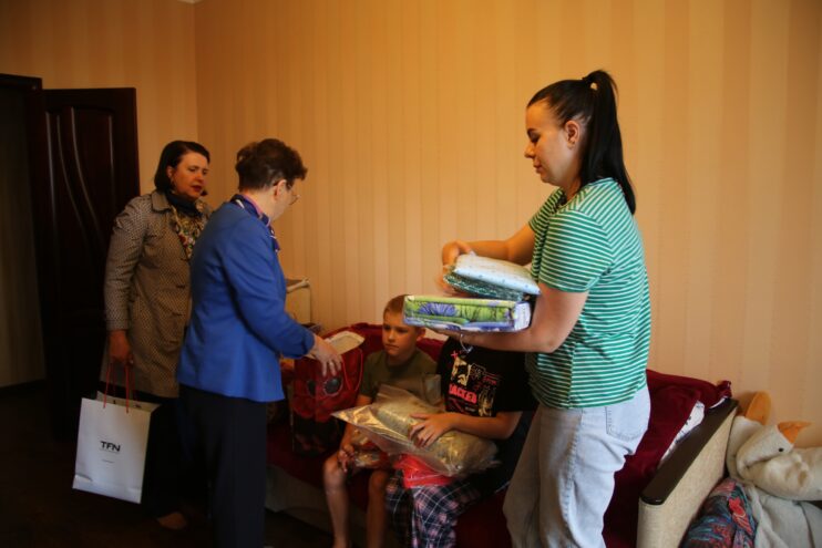 В Твери депутаты оказали помощь временным переселенцам из обстреливаемых районов России В Твери депутаты оказали помощь временным переселенцам из обстреливаемых районов России