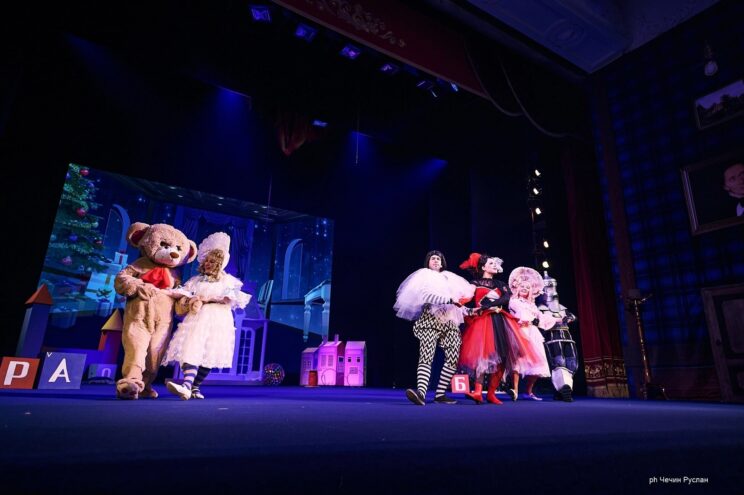 Ко Дню семьи, любви и верности Тверской театр драмы приготовил спектакль в подарок многодетным семьям