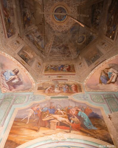 Блогер показала заброшенный храм с сохранившимися росписями в Тверской области