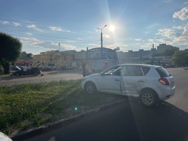 В Твери на улице Паши Савельевой столкнулись две иномарки В Твери на улице Паши Савельевой столкнулись две иномарки