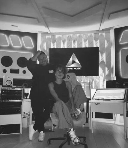 Звездные разборки: Дуэт "Руки Вверх" и Zivert, болезнь Мадонны и прах на концерте Пинк Звездные разборки: Дуэт "Руки Вверх" и Zivert, болезнь Мадонны и прах на концерте Пинк