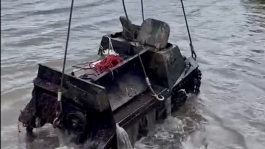 В Тверской области из реки достали артиллерийский тягач