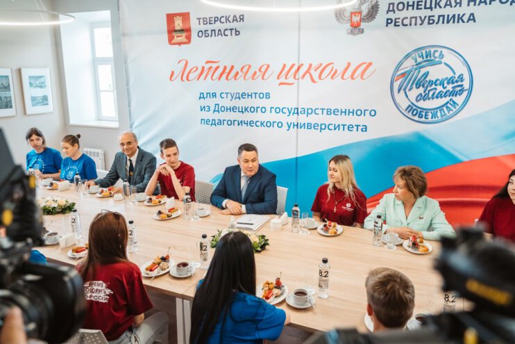 Губернатор Игорь Руденя провел встречу со студентами-филологами Донецкого государственного педагогического университета Губернатор Игорь Руденя провел встречу со студентами-филологами Донецкого государственного педагогического университета