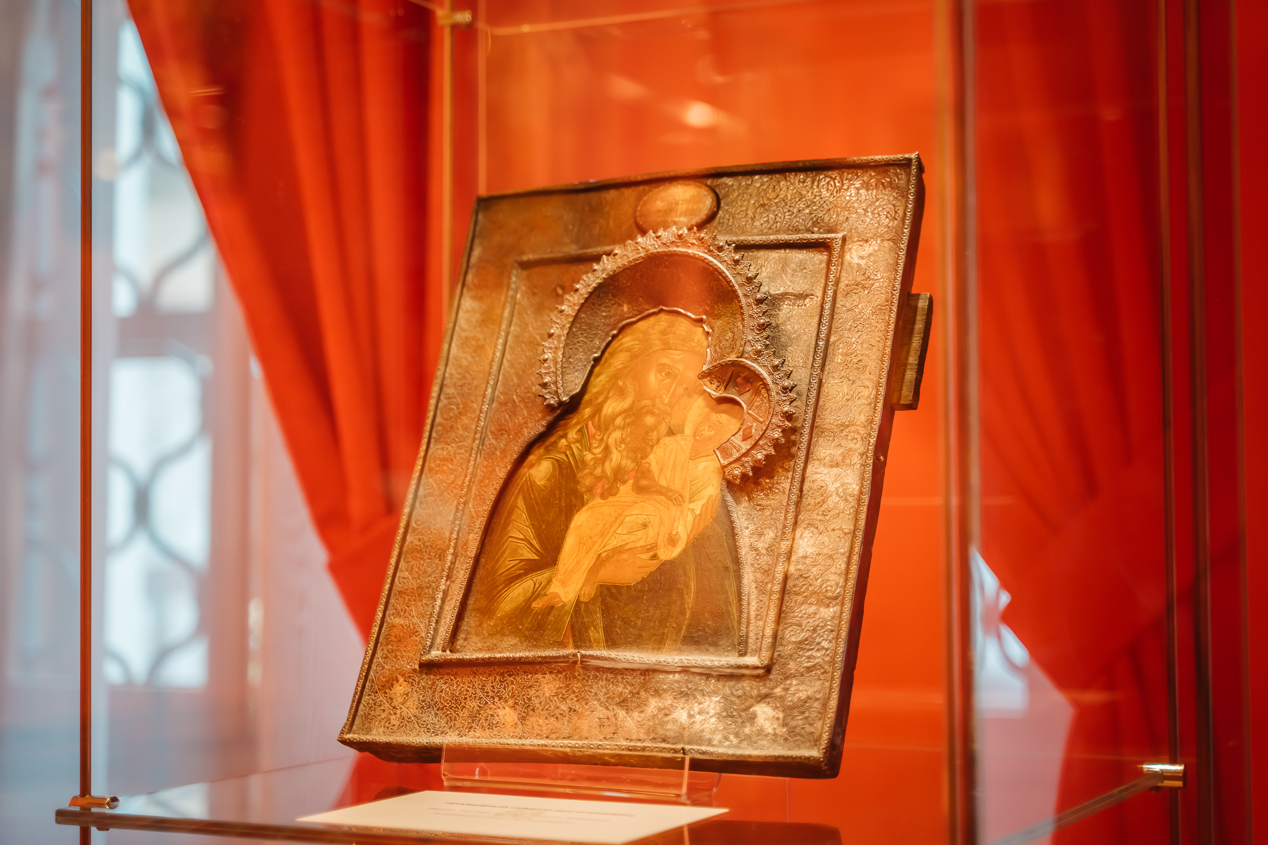 На выставке в Твери представили уникальные старинные иконы из частных собраний