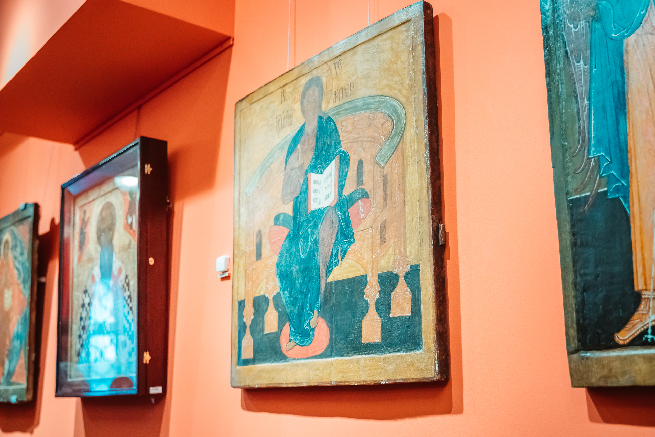 На выставке в Твери представили уникальные старинные иконы из частных собраний