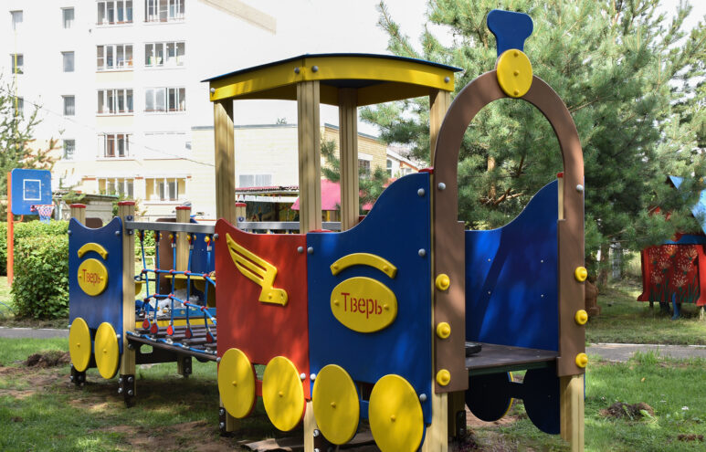 В муниципалитетах Тверской области началась установка 29 детских игровых комплексов