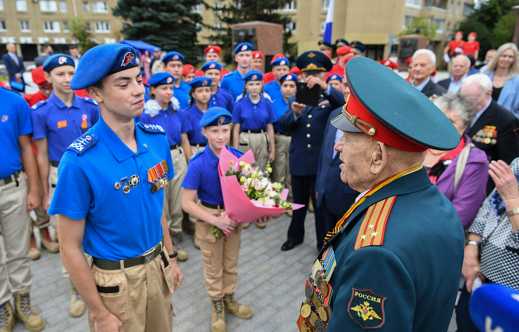 Для фронтовика Спартака Андреевича Сычёва в день 100-летия организовано торжественное поздравление у стелы «Город воинской славы» в Твери
