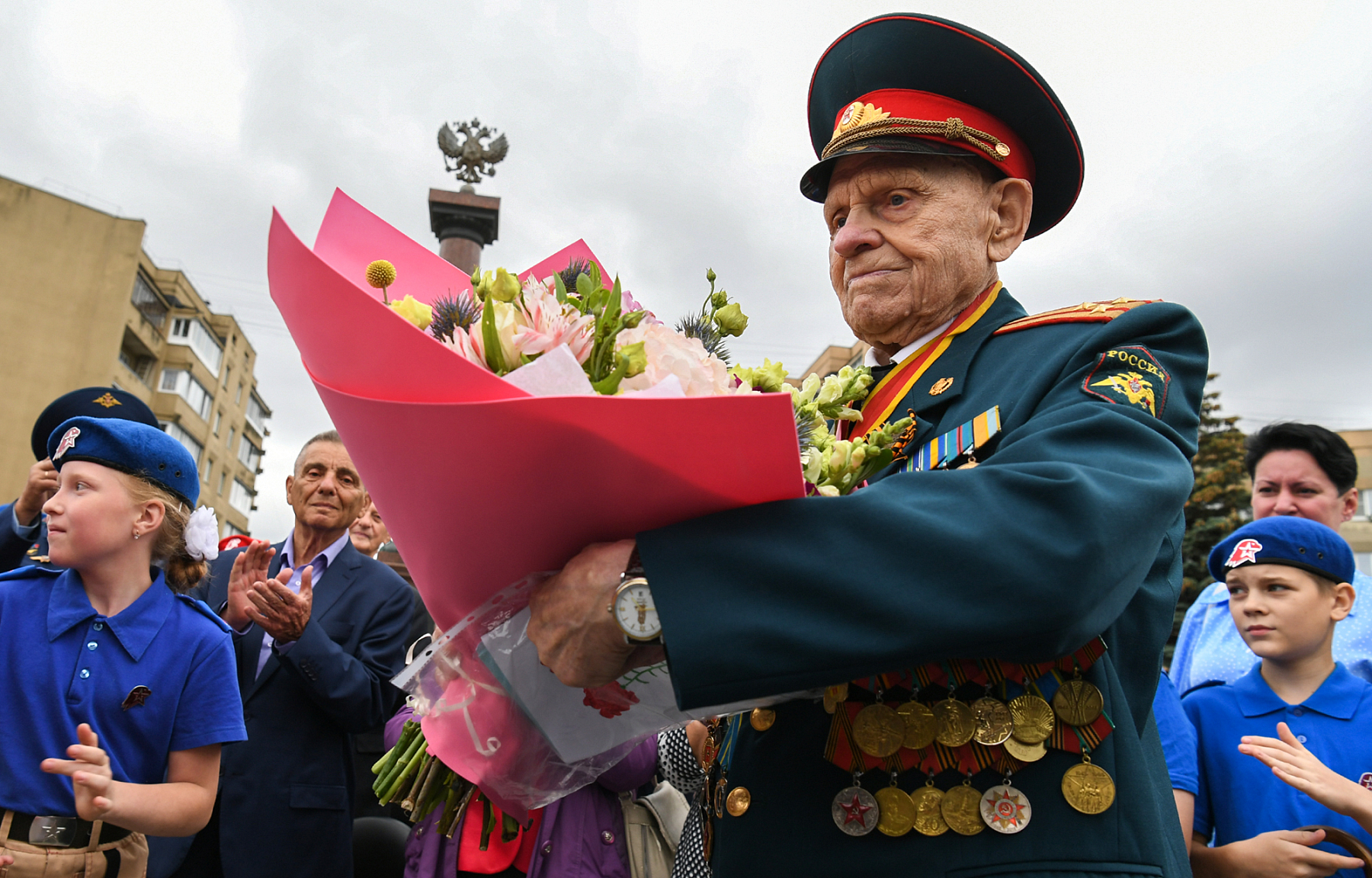 Для фронтовика Спартака Андреевича Сычёва в день 100-летия организовано торжественное поздравление у стелы «Город воинской славы» в Твери