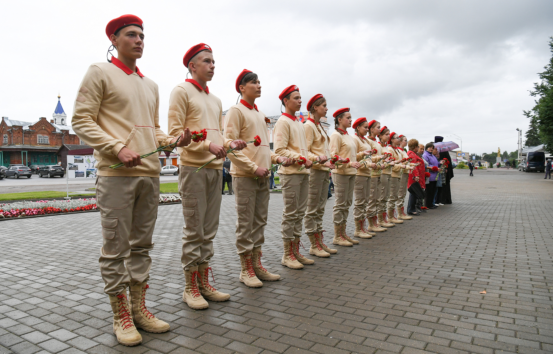 Игорь Руденя в Кашине возложил цветы к Мемориалу воинам, павшим в годы Великой Отечественной войны