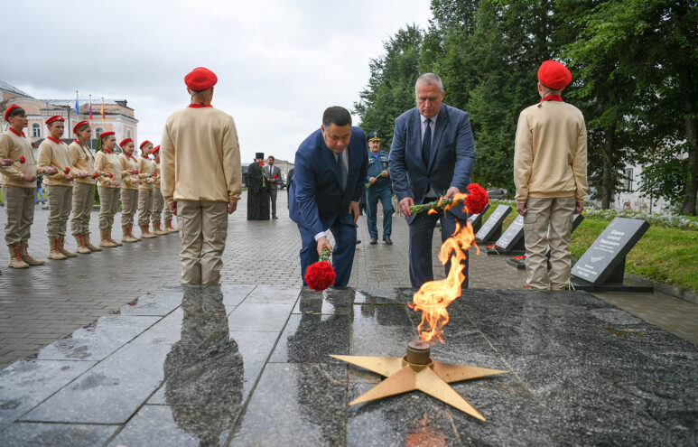 Игорь Руденя в Кашине возложил цветы к Мемориалу воинам, павшим в годы Великой Отечественной войны Игорь Руденя в Кашине возложил цветы к Мемориалу воинам, павшим в годы Великой Отечественной войны